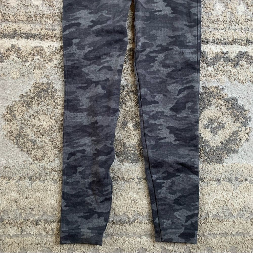 Spanx Gray Camo Look At Me Now Leggings Small - Picture 5 of 8